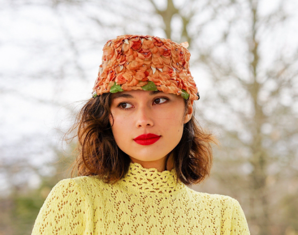 Topi cloche dengan motif bunga vintage